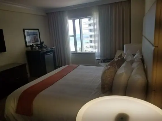Partial Oceanview No Balcony, 1 King Bed