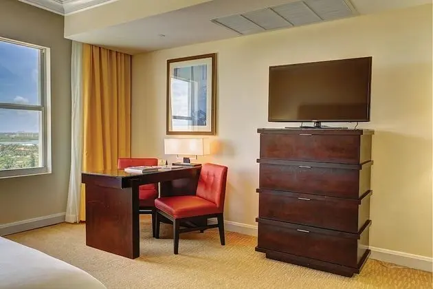 Standard Room w/Balcony, 1 King Bed