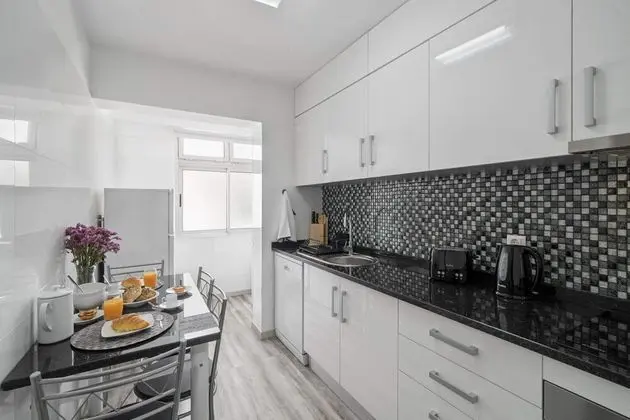 Basic Apart Daire, 1 Büyük (Queen) Boy Yatak ve Çekyat, Deniz Manzaralı