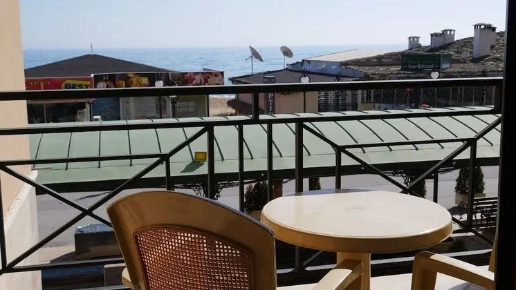 Easy 1-Bed Apartment 1st Line Sea View
