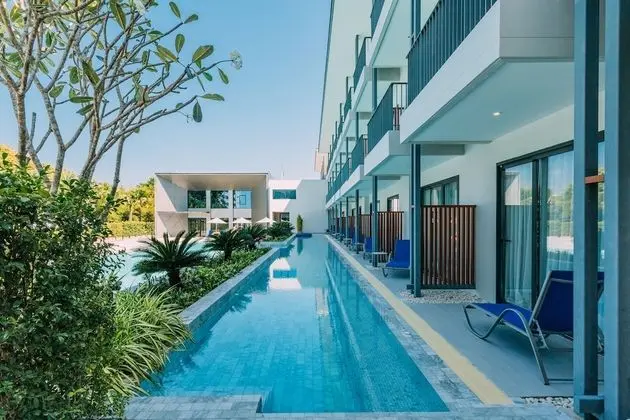 Deluxe Pool Access Room