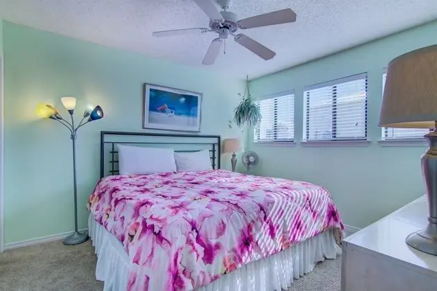 Ev (3 A, Three Bedroom Townhome)