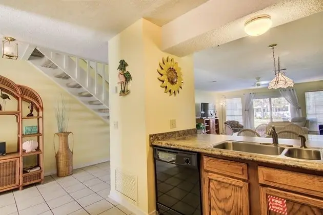 Ev (3 A, Three Bedroom Townhome)