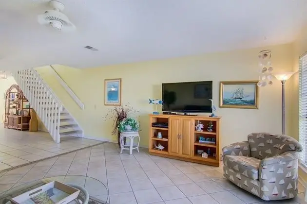 Ev (3 A, Three Bedroom Townhome)