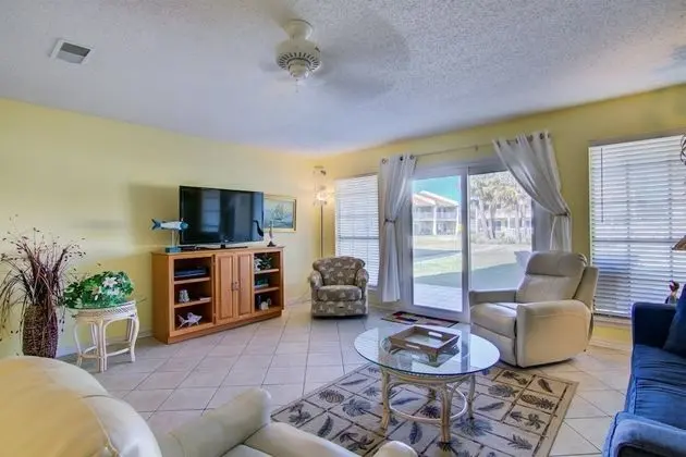 Ev (3 A, Three Bedroom Townhome)