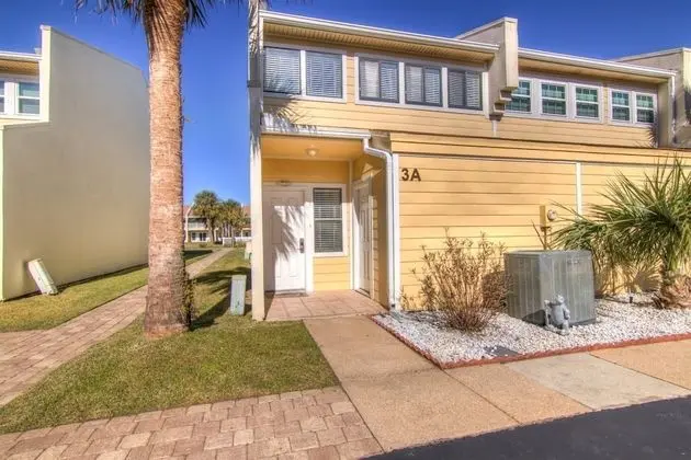 Ev (3 A, Three Bedroom Townhome)