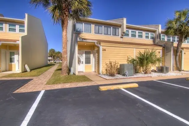 Ev (3 A, Three Bedroom Townhome)