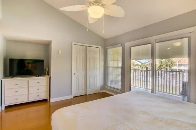 Ev (3 C, Three Bedroom Townhome)