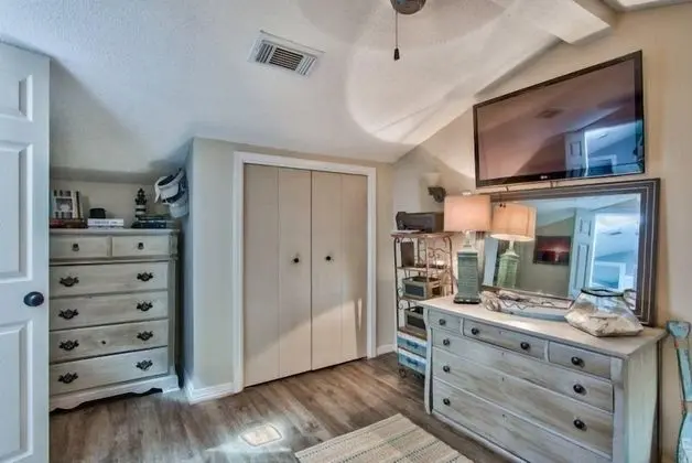Daire (8 H Two Bedroom Condo)