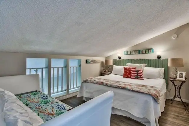 Daire (8 H Two Bedroom Condo)