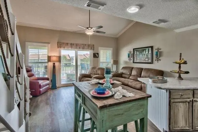 Daire (8 H Two Bedroom Condo)