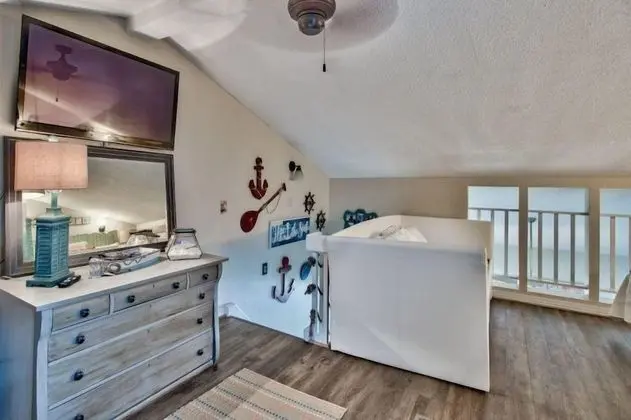 Daire (8 H Two Bedroom Condo)