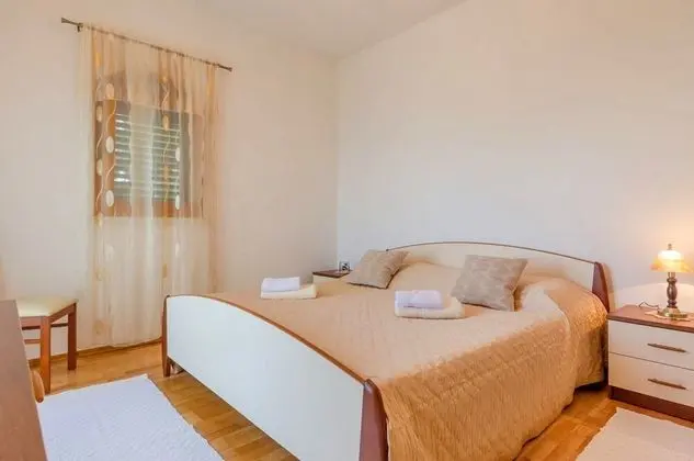 Ev (Three Bedroom Holiday Home with Sea V)