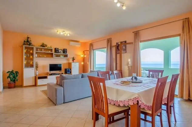 Ev (Three Bedroom Holiday Home with Sea V)