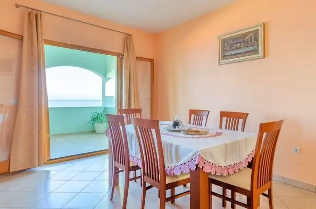 Ev (Three Bedroom Holiday Home with Sea V)