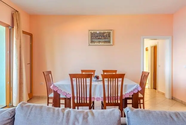 Ev (Three Bedroom Holiday Home with Sea V)