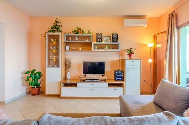 Ev (Three Bedroom Holiday Home with Sea V)