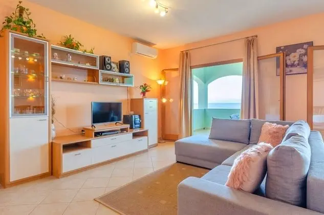 Ev (Three Bedroom Holiday Home with Sea V)