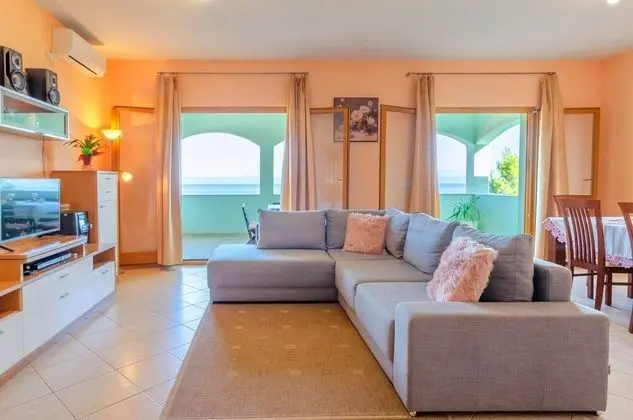 Ev (Three Bedroom Holiday Home with Sea V)