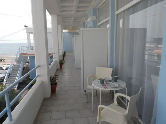 Stüdyo, Kısmi Deniz Manzaralı (for 3)