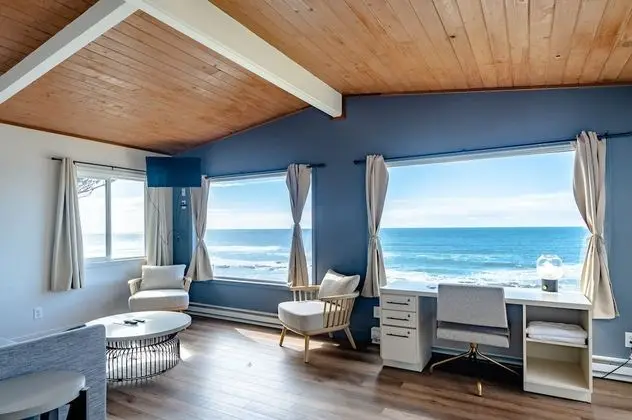 Deluxe Cottage w/Hot Tub, Kitchenette
