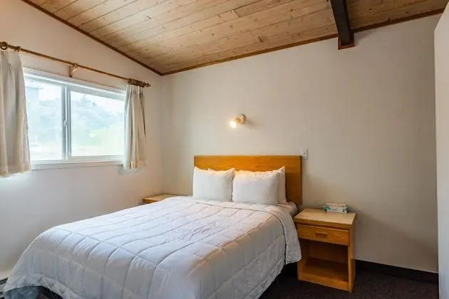 Deluxe Cottage w/Hot Tub, Kitchenette