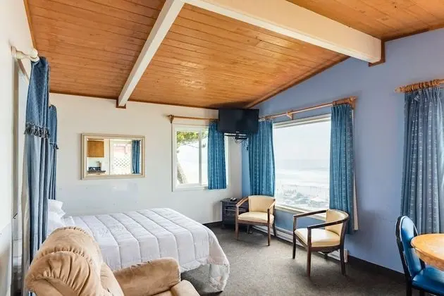 Deluxe Cottage w/Hot Tub, Kitchenette