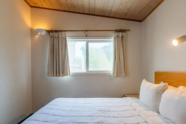 Deluxe Cottage w/Hot Tub, Kitchenette