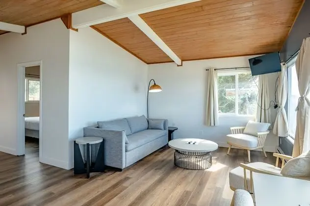 Deluxe Cottage w/Hot Tub, Kitchenette