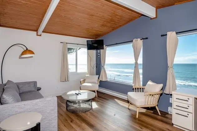 Deluxe Cottage w/Hot Tub, Kitchenette
