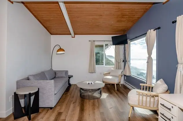 Deluxe Cottage w/Hot Tub, Kitchenette