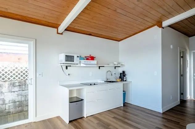 Deluxe Cottage w/Hot Tub, Kitchenette