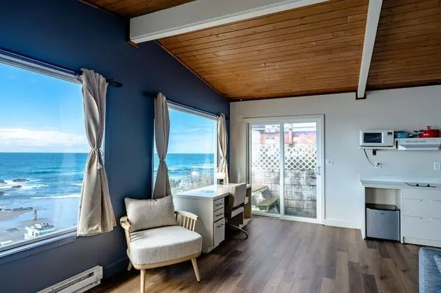 Deluxe Cottage w/Hot Tub, Kitchenette