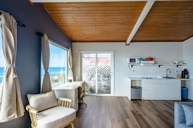 Deluxe Cottage w/Hot Tub, Kitchenette
