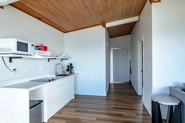 Deluxe Cottage w/Hot Tub, Kitchenette