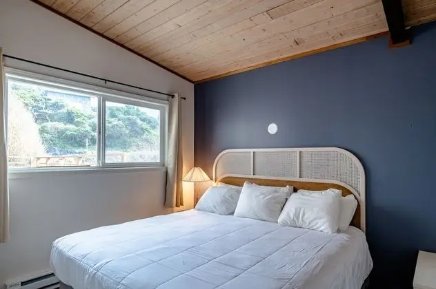 Deluxe Cottage w/Hot Tub, Kitchenette