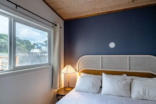Deluxe Cottage w/Hot Tub, Kitchenette