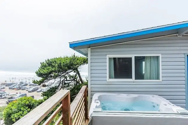 Deluxe Cottage w/Hot Tub, Kitchenette