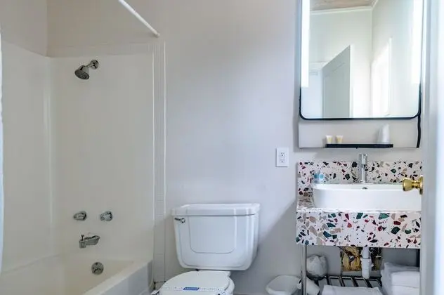 Deluxe Cottage w/Hot Tub, Kitchenette