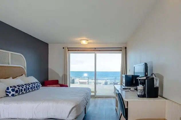Deluxe King Room with Ocean View