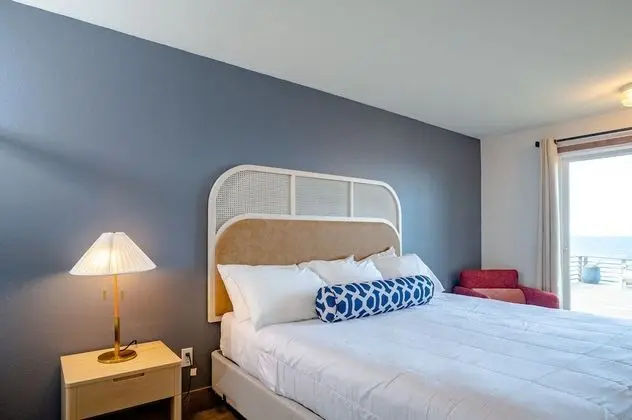 Deluxe King Room with Ocean View