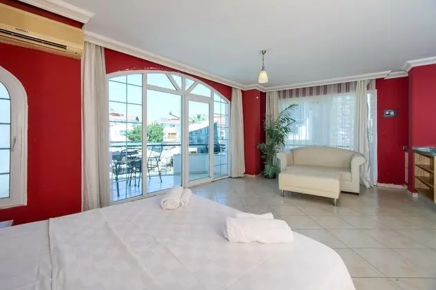Deluxe Tek Büyük Yataklı Oda, Havuz Manzaralı