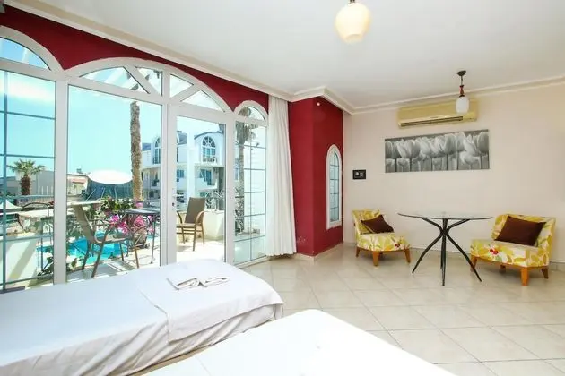 Deluxe Tek Büyük Yataklı Oda, Havuz Manzaralı