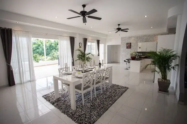 5-Bedrooms Private Pool Villa