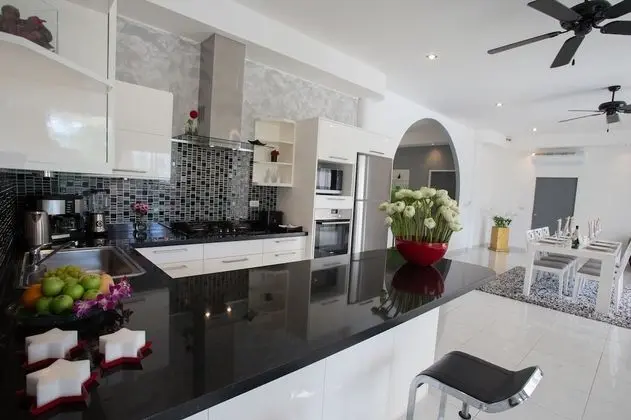 5-Bedrooms Private Pool Villa