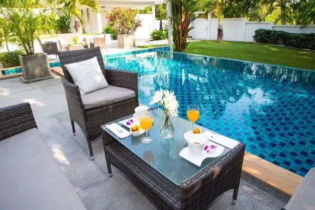 5-Bedrooms Private Pool Villa