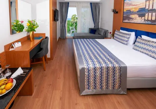https://images.etstur.com/imgproxy/resize/2560x1440/files/images/hotelImages/etsrooms/920/Sealife_Buket_Resort_Hotel_20250129172223_9.jpg
