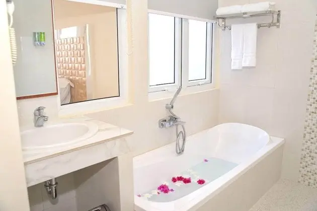 Deluxe Tek Büyük veya İki Ayrı Yataklı Oda, Deniz Manzaralı