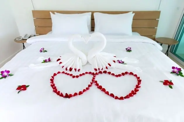 Sea View - Hill Suite with Pool side