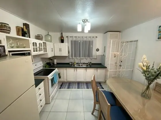 Lovely 2 Bedroom Unit